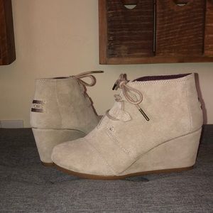 Tom’s size 8 suede tan wedge/booties